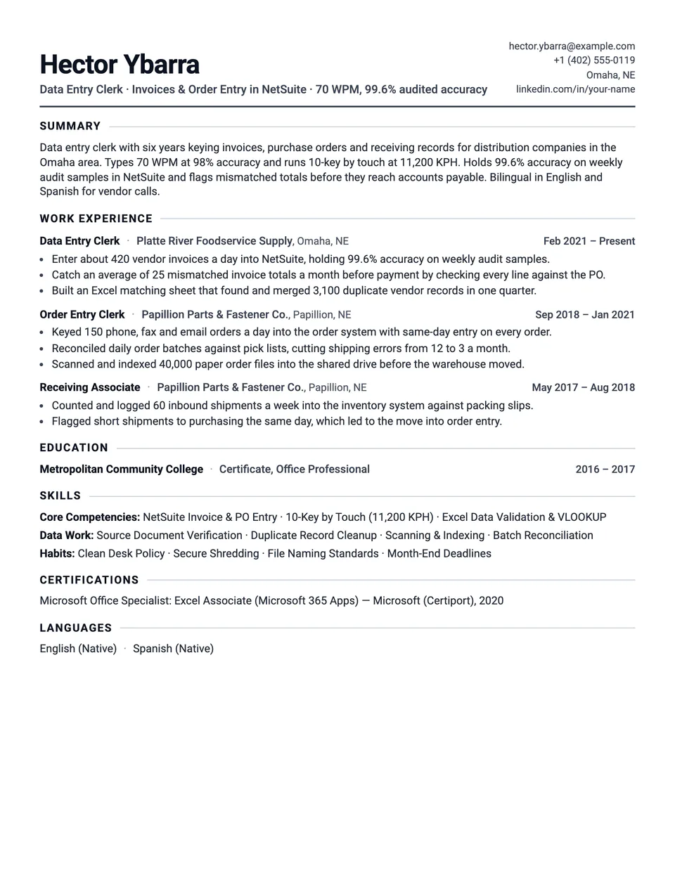 Data Entry Clerk sample resume in the Tempo template
